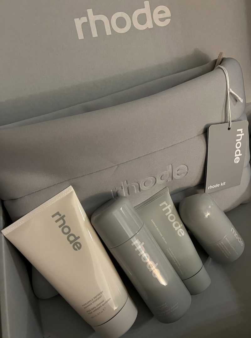 rhode: rhode kit  incluye 4 productos de tamaño completo en una bolsa de burbujas Rhode: Refrescante de Piña, Leche Glaseadora, Fluido Glaseador Peptide y Crema Restauradora de Barrera.